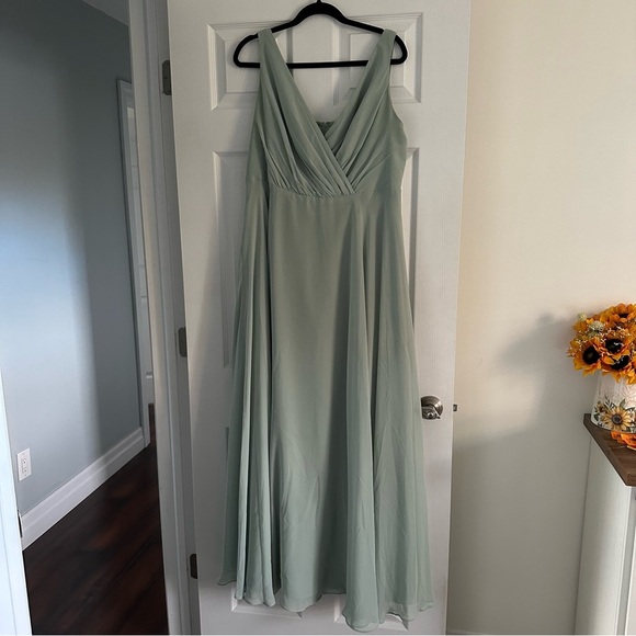 Size 16 David’s Bridal Celebrate V-Neck Tank Full Skirt Bridesmaid Dress - Picture 2 of 5